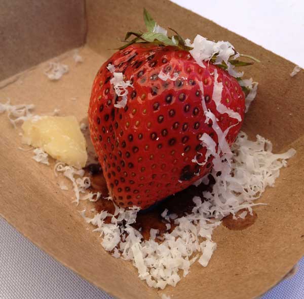 Strawberry with vinegar and cheese