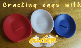 Crack'em - Kitchen gadget for cracking eggs + a spoon rest